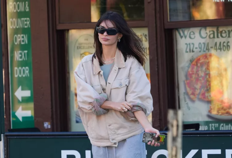 Emily Ratajkowski Brought Back This Controversial Ab-Baring Y2K Trend in NYC